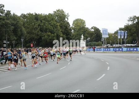 24.09.2023, Berlin, Deutschland. Läufer auf der Siegessäule in Berlin-Tiergarten. Der BMW-Berlin Marathon am 24. September 2023. Es ist die 49. Auflage des jährlichen BMW Berlin Marathons mit 47.912 registrierten Teilnehmern. Sven Struck / Alamy Live News Stockfoto