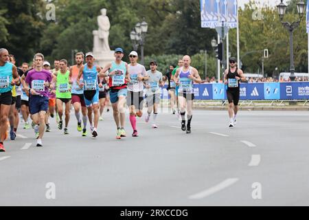 24.09.2023, Berlin, Deutschland. Läufer auf der Siegessäule in Berlin-Tiergarten. Der BMW-Berlin Marathon am 24. September 2023. Es ist die 49. Auflage des jährlichen BMW Berlin Marathons mit 47.912 registrierten Teilnehmern. Sven Struck / Alamy Live News Stockfoto