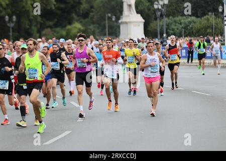 24.09.2023, Berlin, Deutschland. Läufer auf der Siegessäule in Berlin-Tiergarten. Der BMW-Berlin Marathon am 24. September 2023. Es ist die 49. Auflage des jährlichen BMW Berlin Marathons mit 47.912 registrierten Teilnehmern. Sven Struck / Alamy Live News Stockfoto