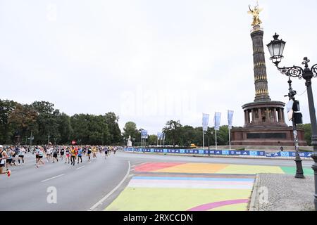 24.09.2023, Berlin, Deutschland. Läufer auf der Siegessäule in Berlin-Tiergarten. Der BMW-Berlin Marathon am 24. September 2023. Es ist die 49. Auflage des jährlichen BMW Berlin Marathons mit 47.912 registrierten Teilnehmern. Sven Struck / Alamy Live News Stockfoto