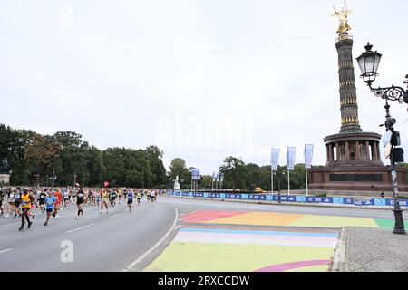 24.09.2023, Berlin, Deutschland. Läufer auf der Siegessäule in Berlin-Tiergarten. Der BMW-Berlin Marathon am 24. September 2023. Es ist die 49. Auflage des jährlichen BMW Berlin Marathons mit 47.912 registrierten Teilnehmern. Sven Struck / Alamy Live News Stockfoto