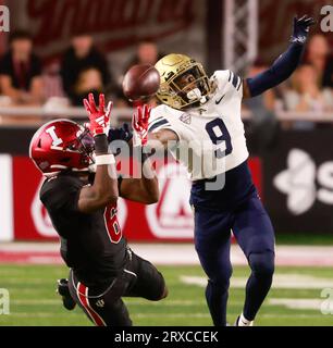 Bloomington, Vereinigte Staaten. September 2023. Der Indiana Hoosiers Wide Receiver Cam Camper (6) trifft auf Akrons Judson Tallandier (9) während eines NCAA College-Fußballspiels in Bloomington. IU gewann 29-27 in Überstunden. (Foto: Jeremy Hogan/SOPA Images/SIPA USA) Credit: SIPA USA/Alamy Live News Stockfoto