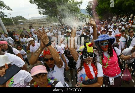 San Diego, Carabobo, Venezuela. September 2023. September 2023. Tausende von Menschen nehmen an dem Farbenspaziergang Teil, der vom Sportinstitut des Bürgermeisterbüros von San Diego im Bundesstaat Carabobo organisiert wird. Foto: Juan Carlos Hernandez (Credit Image: © Juan Carlos Hernandez/ZUMA Press Wire) NUR REDAKTIONELLE VERWENDUNG! Nicht für kommerzielle ZWECKE! Stockfoto