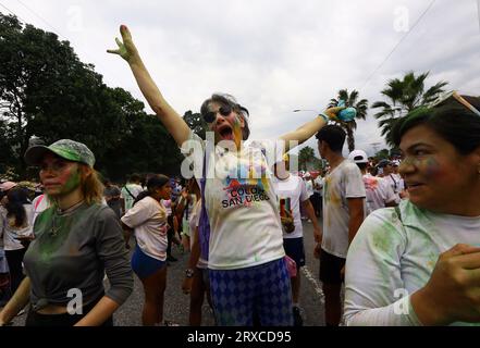 San Diego, Carabobo, Venezuela. September 2023. September 2023. Tausende von Menschen nehmen an dem Farbenspaziergang Teil, der vom Sportinstitut des Bürgermeisterbüros von San Diego im Bundesstaat Carabobo organisiert wird. Foto: Juan Carlos Hernandez (Credit Image: © Juan Carlos Hernandez/ZUMA Press Wire) NUR REDAKTIONELLE VERWENDUNG! Nicht für kommerzielle ZWECKE! Stockfoto