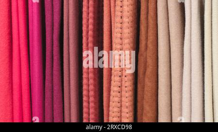 Mehrfarbige Wollbettdecken Decken Schals Plaids auf dem Markt Stockfoto