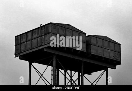 Die alten Metalltanks des Tranwell Wasserturms, hoch über der northumbrischen Landschaft im Dorf Tranwell bei Morpeth. Stockfoto