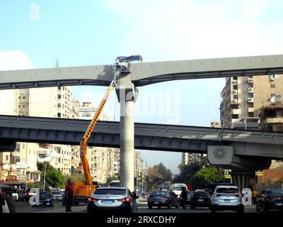 Kairo, Ägypten, 18. September 2023: Bau neuer Projekte für Verkehrsbrücken und Gleise, Säulen des Kairoer Einschienenbahnsystems Stockfoto