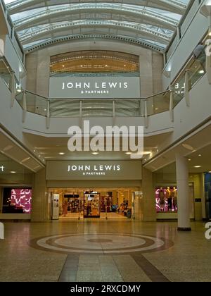 Der Eingang zum John Lewis Store in der Cribbs Causeway Shopping Mall, Bristol, England, Großbritannien Stockfoto