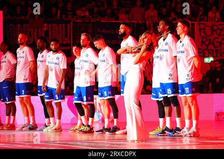 Brescia, Italien. September 2023. Die Show vor dem Spiel im Finale - Virtus Bologna gegen germani Brescia, italienisches Basketball-Supercup-Spiel in Brescia, Italien, 24. September 2023 Credit: Independent Photo Agency/Alamy Live News Stockfoto