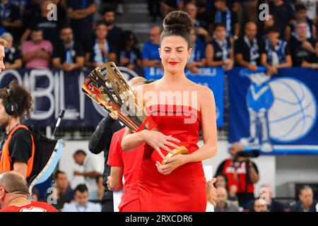 Brescia, Italien. September 2023. Der Supercoppa 2023 Cup im Finale - Virtus Bologna gegen germani Brescia, italienisches Basketball-Supercup-Spiel in Brescia, Italien, 24. September 2023 Credit: Independent Photo Agency/Alamy Live News Stockfoto