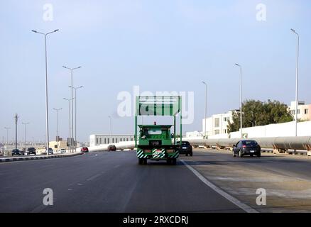 Kairo, Ägypten, 19. September 2023: In einem Elektrofahrzeug montierte Hubvorrichtung auf einem Tieflader für Nottransporte von Fahrzeugen, die gewartet werden müssen, Stockfoto