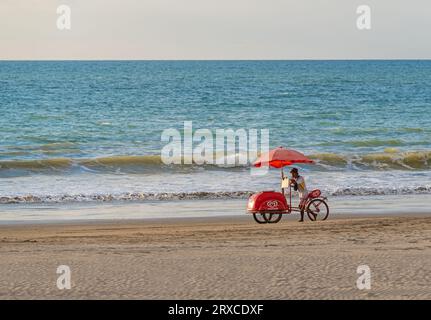 Eisverkäufer am gleichen Strand am Pazifik in der Provinz Esmeraldas, Ecuador. Stockfoto