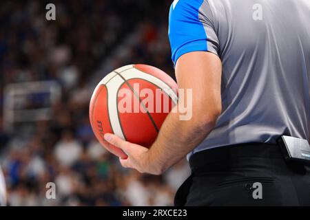 Brescia, Italien. September 2023. Schiedsrichter im Finale - Virtus Bologna gegen germani Brescia, italienisches Basketball-Supercup-Spiel in Brescia, Italien, 24. September 2023 Credit: Independent Photo Agency/Alamy Live News Stockfoto