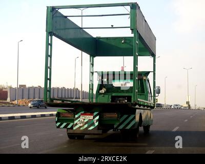 Kairo, Ägypten, 19. September 2023: In einem Elektrofahrzeug montierte Hubvorrichtung auf einem Tieflader für Nottransporte von Fahrzeugen, die gewartet werden müssen, Stockfoto