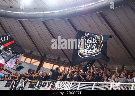 Brescia, Italien. September 2023. Fans aus Bologna im Finale - Virtus Bologna gegen germani Brescia, italienisches Basketball-Supercup-Spiel in Brescia, Italien, 24. September 2023 Credit: Independent Photo Agency/Alamy Live News Stockfoto