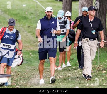 Sugar Grove, Usa. September 2023. Dustin Johnson aus den USA (C) geht zum ersten Abschlag für seine dritte Runde des LIV Golf League Turniers 2023 bei Rich Harvest Farms in Sugar Grove, Illinois, am Sonntag, den 24. September 2023. Das Turnier findet vom 22. Bis 24. September statt. Foto von Tannen Maury/UPI Credit: UPI/Alamy Live News Stockfoto