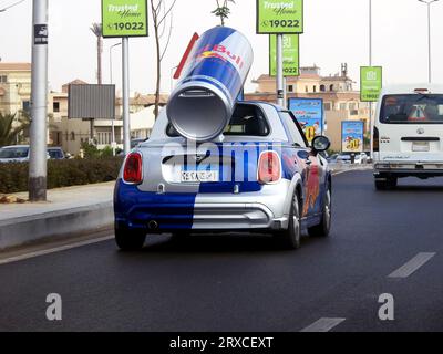 Kairo, Ägypten, 20. September 2023: Ein kleiner MINI Cooper mit einer großen Red Bull Dose auf der Rückseite, Red Bull MINI's wurden auf der ganzen Welt als Promo verwendet Stockfoto