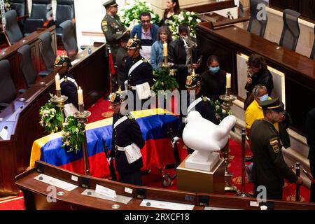 Die Menschen gehen hinter dem Sarg von Fernando Botero vorbei, da der verstorbene kolumbianische Künstler im Inneren des Nationalkongresses liegt, wo seine Skulptur „die Taube des Friedens“ liegt Stockfoto