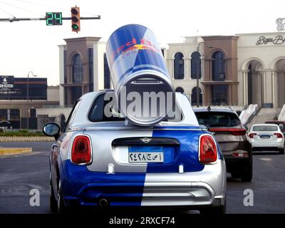 Kairo, Ägypten, 20. September 2023: Ein kleiner MINI Cooper mit einer großen Red Bull Dose auf der Rückseite, Red Bull MINI's wurden auf der ganzen Welt als Promo verwendet Stockfoto