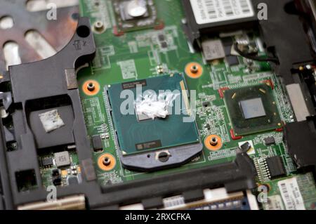 Kairo, Ägypten, 10. September 2023: Wartung des Kühlsystems eines Laptops, Behebung eines Problems in einer Computerhardware, Austausch von PC-Komponenten, Fixierung Stockfoto
