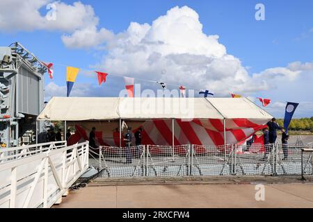 Bordeaux, Frankreich. September 2023. Besuch von König Karl III. Und Königin Camilla in Bordeaux am 22. September 2023. Das Kriegsschiff der Royal Navy, HMS Iron Duke, erhielt König Karl III. Und Königin Camilla an Bord. Bordeaux, Gironde, Frankreich, Europa. Foto: Hugo Martin / Alamy Live News. Stockfoto