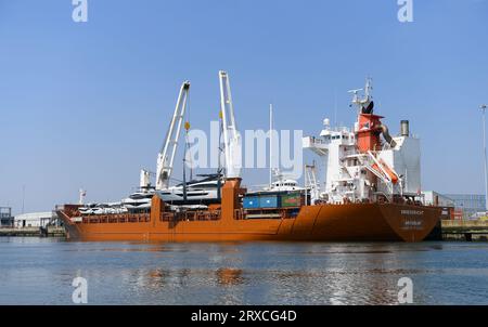 Frachtschiff Snoekgracht im Hafen von Southampton, das Motorboote für den Transport verlädt. Stockfoto