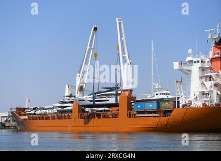 Frachtschiff Snoekgracht im Hafen von Southampton, das Motorboote für den Transport verlädt. Stockfoto