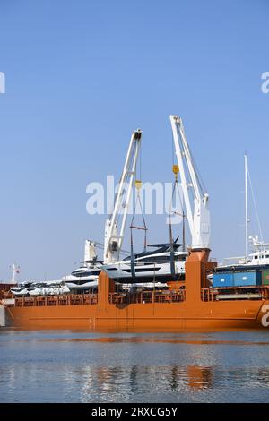 Frachtschiff Snoekgracht im Hafen von Southampton, das Motorboote für den Transport verlädt. Stockfoto