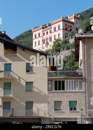 Schloss Baraing aus dem 19. Jahrhundert in Mont-Saint-Martin in der Region Aostatal NW Italien, 24. September 2023. Moderne Apartments vor dem Hotel. Stockfoto