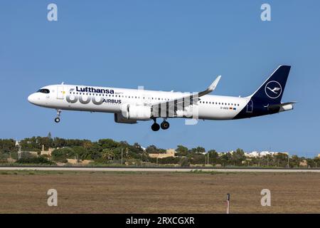 Lufthansa Airbus A321-271 (REG: D-AIEQ) mit den 600. Airbus-Aufklebern der Lufthansa Group. Stockfoto