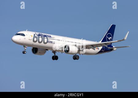 Lufthansa Airbus A321-271 (REG: D-AIEQ) mit den 600. Airbus-Aufklebern der Lufthansa Group. Stockfoto