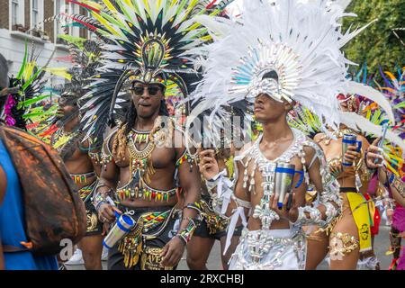 NOTTING HILL, LONDON, ENGLAND - 28. August 2023: Darsteller in Kostümen beim Notting Hill Carnival 2023 Stockfoto