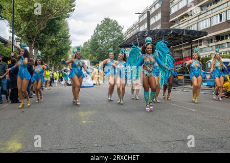 NOTTING HILL, LONDON, ENGLAND - 28. August 2023: Darsteller in Kostümen beim Notting Hill Carnival 2023 Stockfoto