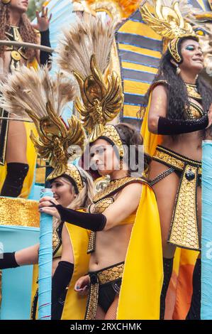 NOTTING HILL, LONDON, ENGLAND - 28. August 2023: Darsteller in Kostümen beim Notting Hill Carnival 2023 Stockfoto