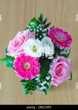 Blumenstrauß aus rosa Blumen mit Rosen, Tulpen und Gerbera Stockfoto