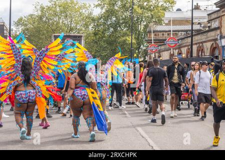 NOTTING HILL, LONDON, ENGLAND - 28. August 2023: Darsteller in Kostümen beim Notting Hill Carnival 2023 Stockfoto