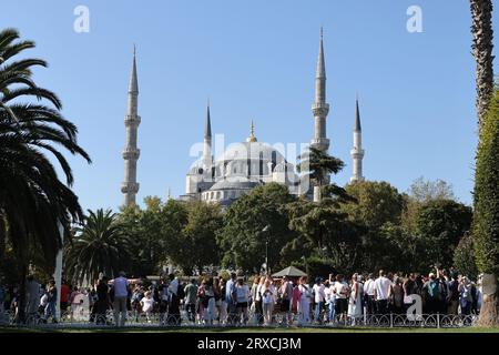 Gruppen von Touristen vor der Blauen Moschee (Sultan-Ahmed-Moschee) in Istanbul, Türkei Stockfoto