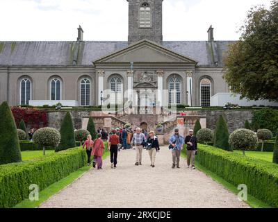 Besucher genießen das Gelände des Irish Museum of Modern Art im Royal Hospital Kilmainham in Dublin, Irland. Stockfoto