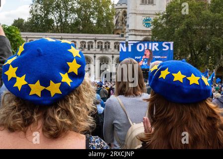 National kehrt am 2. März in London, Großbritannien, zurück. Protestkundgebung, die sich dafür einsetzt, dass das Vereinigte Königreich der Europäischen Union wieder Beitritt. Treffen auf dem Parlamentsplatz. EU-Baskenmützen Stockfoto