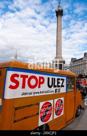 Fahrzeug auf dem Trafalgar Square mit Protestschild bei einer Demonstration gegen das Umweltsystem Ultra Low Emission Zone in London, Großbritannien Stockfoto