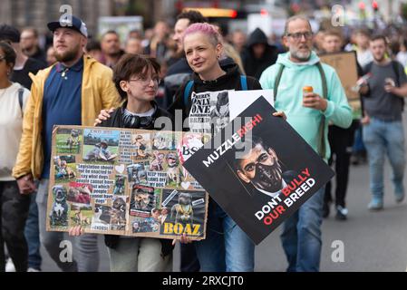 Protest gegen das Verbot von XL-Bulldoggen in Großbritannien bis Ende 2023. Der XL ist eine Variante der amerikanischen Bully-Rasse. Schild mit Rishi-Schnauze Stockfoto