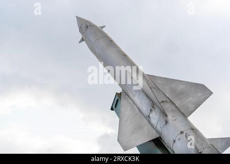 Sowjetisch hergestellte alte graue Flugzeugabwehrraketen Stockfoto