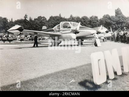 Ausstellung einer Morava, eines zweimotorigen tschechoslowakischen Flugzeugs, in den frühen 1980er Jahren in Prag Stockfoto