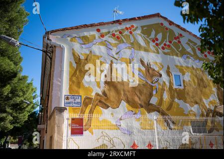 Die finnische Künstlerin Anetta Lukjanova arbeitet beim Asalto International Urban Art Festival in Zaragoza, Spanien Stockfoto