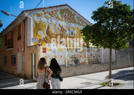 Die finnische Künstlerin Anetta Lukjanova arbeitet beim Asalto International Urban Art Festival in Zaragoza, Spanien Stockfoto