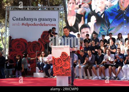 Gava, Spanien. September 2023. Der amtierende Präsident der spanischen Regierung Pedro Sánchez spricht während des Rosenfestes der Katalanischen Sozialistischen Partei in Gava. Die politische Partei PSK (Sozialistische Partei Kataloniens) feiert das Rosenfest in der Stadt Gava, an dem der erste Sekretär der Spanischen Sozialistischen Arbeiterpartei (PSOE) und amtierender Präsident der spanischen Regierung Pedro Sanchez zusammen mit dem Ersten Sekretär der PSC Salvador Illa und der Bürgermeisterin von Gava, Gemma Badia, teilgenommen hat. Quelle: SOPA Images Limited/Alamy Live News Stockfoto