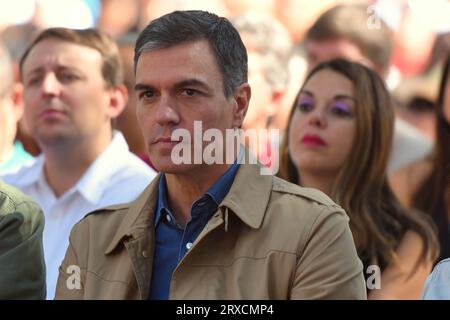 Gava, Spanien. September 2023. Der amtierende Präsident der spanischen Regierung, Pedro Sánchez, war während des Rosenfestes der Katalanischen Sozialistischen Partei in Gava zu sehen. Die politische Partei PSK (Sozialistische Partei Kataloniens) feiert das Rosenfest in der Stadt Gava, an dem der erste Sekretär der Spanischen Sozialistischen Arbeiterpartei (PSOE) und amtierender Präsident der spanischen Regierung Pedro Sanchez zusammen mit dem Ersten Sekretär der PSC Salvador Illa und der Bürgermeisterin von Gava, Gemma Badia, teilgenommen hat. Quelle: SOPA Images Limited/Alamy Live News Stockfoto