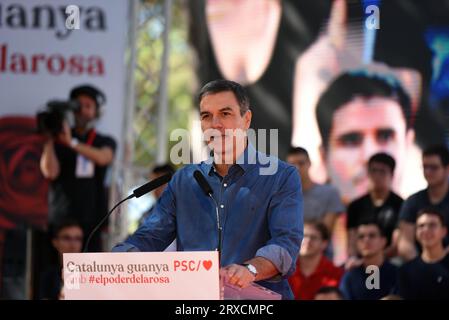 Gava, Spanien. September 2023. Der amtierende Präsident der spanischen Regierung Pedro Sánchez spricht während des Rosenfestes der Katalanischen Sozialistischen Partei in Gava. Die politische Partei PSK (Sozialistische Partei Kataloniens) feiert das Rosenfest in der Stadt Gava, an dem der erste Sekretär der Spanischen Sozialistischen Arbeiterpartei (PSOE) und amtierender Präsident der spanischen Regierung Pedro Sanchez zusammen mit dem Ersten Sekretär der PSC Salvador Illa und der Bürgermeisterin von Gava, Gemma Badia, teilgenommen hat. Quelle: SOPA Images Limited/Alamy Live News Stockfoto