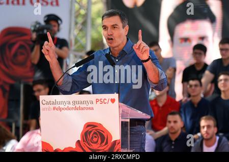 Gava, Spanien. September 2023. Der amtierende Präsident der spanischen Regierung Pedro Sánchez spricht während des Rosenfestes der Katalanischen Sozialistischen Partei in Gava. Die politische Partei PSK (Sozialistische Partei Kataloniens) feiert das Rosenfest in der Stadt Gava, an dem der erste Sekretär der Spanischen Sozialistischen Arbeiterpartei (PSOE) und amtierender Präsident der spanischen Regierung Pedro Sanchez zusammen mit dem Ersten Sekretär der PSC Salvador Illa und der Bürgermeisterin von Gava, Gemma Badia, teilgenommen hat. Quelle: SOPA Images Limited/Alamy Live News Stockfoto