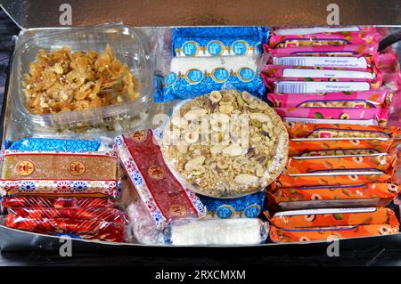 Kairo, Ägypten, 23. September 2023: Sammlung von Kichererbsen, Erdnüssen, Sesam, cremigem Taffy, Zuckergelee, Muttern, Pistazien, Haselnussscheibe A Stockfoto